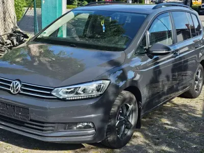 Gebraucht VW Touran Comfortline 150 PS (110 kW) 2019 Uranograu Van / Kleinbus