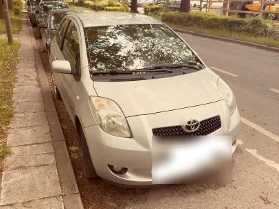 Gebraucht Toyota Yaris 84 PS (61 kW) 2006 Silber Kleinwagen