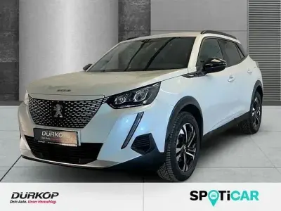 Gebraucht Peugeot e-2008 Allure 100 kW (136 PS) 2022 Weiß perlglänzend (metallic) SUV