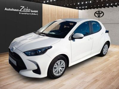 Gebraucht Toyota Yaris Basis 72 PS (52 kW) 2023 Schneeweiß Limousine