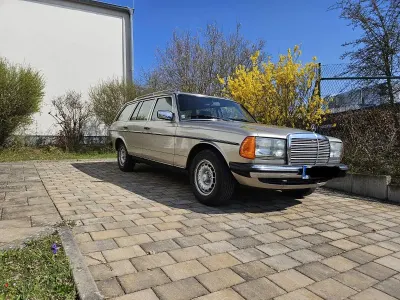 Używany Mercedes E230 136 KM (100 kW) 1985 Srebrny Kombi