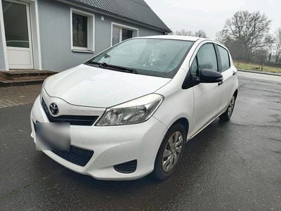 Second-hand Toyota Yaris 69 CP (50 kW) 2013 Alb Hatchback