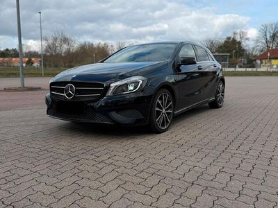 Gebraucht Mercedes A180 122 PS (89 kW) 2015 Schwarz Limousine