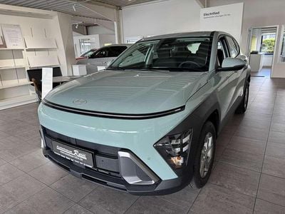 Neu Hyundai Kona Select 101 PS (74 kW) 2025 Mirage green SUV