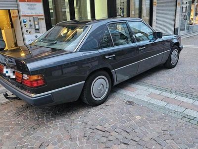Gebraucht Mercedes E260 140 PS (102 kW) 1992 Schwarz Limousine