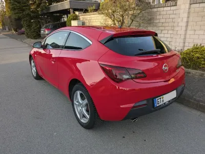 Brugt Opel Astra GTC Innovation 140 HK (102 kW) 2012 Rød Sedan