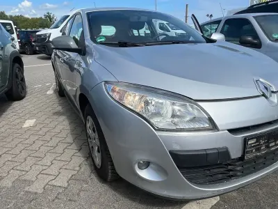 Używany Renault Latitude 173 KM (127 kW) 2011 Srebrny Sedan/Limuzyna