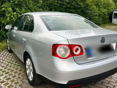 Używany VW Jetta 102 KM (75 kW) 2006 Srebrny Sedan/Limuzyna