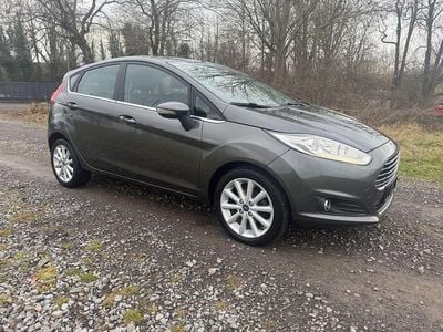 Grau Gebraucht 2016 Ford Fiesta Titanium Limousine | 4.950 € (Fairer Preis)