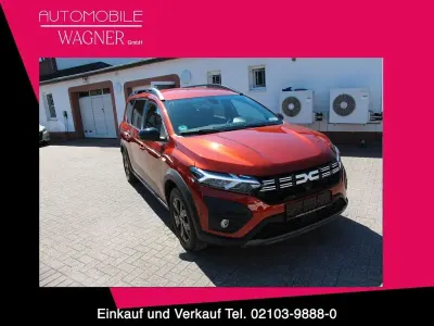 Second-hand Dacia Jogger Extreme 101 CP (74 kW) 2022 Maro Monovolum