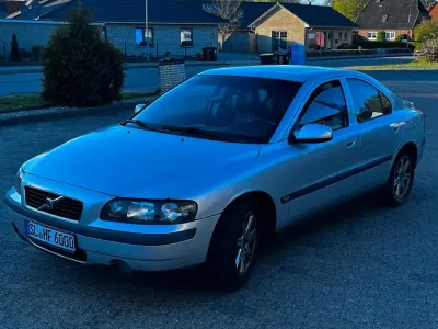 Usata Volvo S60 140 CV (102 kW) 2002 Argento Berlina