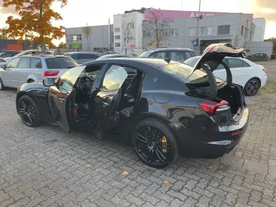 Gebraucht Maserati Ghibli GT 330 PS (242 kW) 2023 Schwarz Limousine