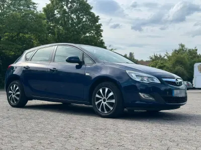 Gebraucht Opel Astra 100 PS (73 kW) 2012 Blau Limousine