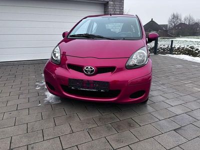 Gebraucht Toyota Aygo 68 PS (50 kW) 2010 Rot Kleinwagen