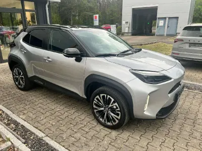 Gebraucht Toyota Yaris Cross Plus 92 PS (67 kW) 2024 Silver metallic (1l0)/ black ( SUV