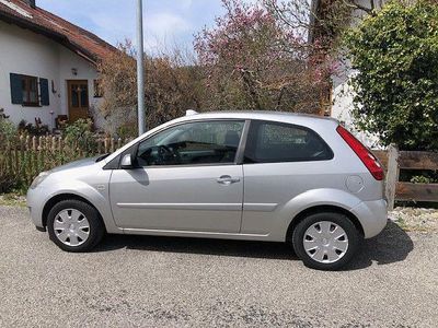 Gebraucht Ford Fiesta Ambiente 60 PS (44 kW) 2007 Silber Kleinwagen