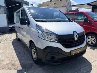 Gebraucht Renault Trafic 121 PS (88 kW) 2017 Silber Van / Kleinbus