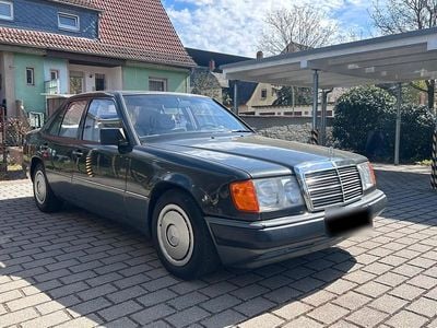 Gebraucht Mercedes E300 179 PS (131 kW) 1991 Schwarz Limousine