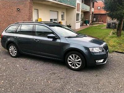 Grau Gebraucht 2015 Skoda Octavia Kombi | 7.200 €