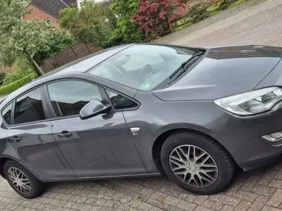 Gebraucht Opel Astra 101 PS (74 kW) 2012 Grau Limousine