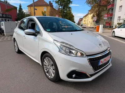 Gebraucht Peugeot 208 Allure 110 PS (80 kW) 2017 Weiß Kleinwagen