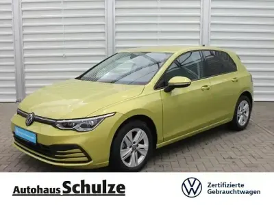 Gebraucht VW Golf VIII Life 131 PS (96 kW) 2023 Gelb Limousine