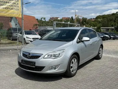 Gebraucht Opel Astra 140 PS (102 kW) 2012 Silber Limousine
