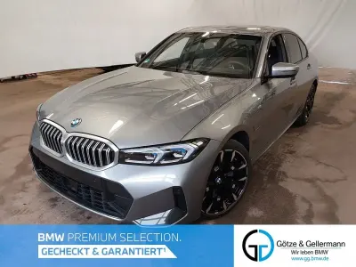 Gebraucht BMW 330e M Sport 292 PS (214 kW) 2025 Skyscraper grau Limousine