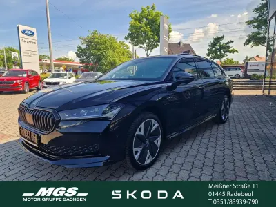 Neu Skoda Superb SportLine 204 PS (150 kW) 2025 Onyxschwarzmetallic Kombi