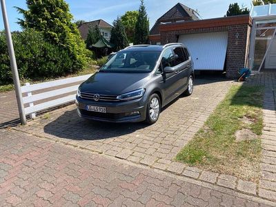 Grau Gebraucht 2018 VW Touran Highline Van / Kleinbus | 21.590 € (Etwas zu teuer)