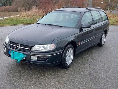 Schwarz Gebraucht 1996 Opel Omega Kombi | 500 €
