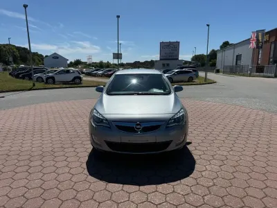 Gebraucht Opel Astra Edition 116 PS (85 kW) 2012 Silber Limousine