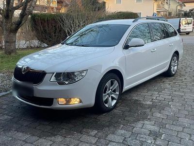 Gebraucht Skoda Superb Elegance 140 PS (102 kW) 2012 Weiß Kombi