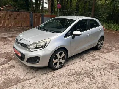 Gebraucht Kia Rio Spirit 109 PS (80 kW) 2015 Silber Limousine