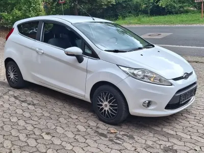 Gebraucht Ford Fiesta Titanium 82 PS (60 kW) 2010 Silber Limousine
