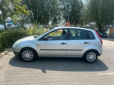 Gebraucht Ford Fiesta 70 PS (51 kW) 2004 Silber Kleinwagen