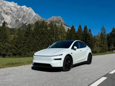 Gebraucht Tesla Model Y Standard Range 220 kW (300 PS) 2025 Weiß SUV