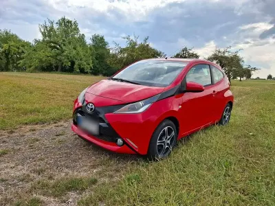 Gebraucht Toyota Aygo X-play 69 PS (50 kW) 2016 Rot Kleinwagen