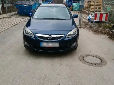 Gebraucht Opel Astra 116 PS (85 kW) 2010 Blau Limousine