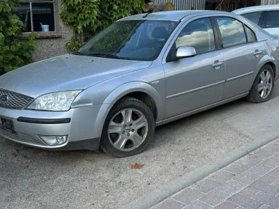 Usado Ford Mondeo 125 CV (91 kW) 2006 Plateado Berlina