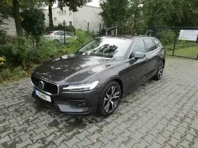Używany Volvo V60 Core 163 KM (119 kW) 2023 Szary Kombi