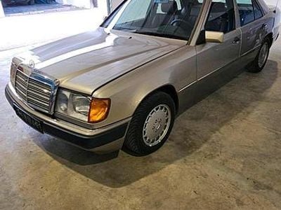 Gebraucht Mercedes E300 1990 Gold Limousine
