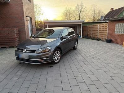 Gebraucht VW Golf VII Highline 150 PS (110 kW) 2019 Grau Limousine