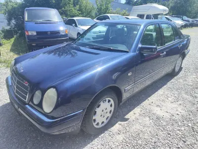 Gebraucht Mercedes E230 Elegance 150 PS (110 kW) 1996 Blau Limousine