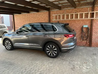 Gebraucht VW Touareg 231 PS (169 kW) 2023 Grau SUV