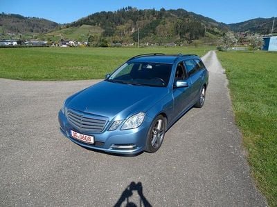 Gebraucht Mercedes E300 231 PS (169 kW) 2011 Blau Kombi