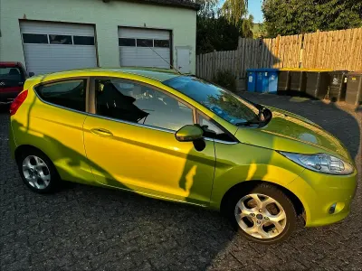 Gebraucht Ford Fiesta 90 PS (66 kW) 2011 Grün Kleinwagen