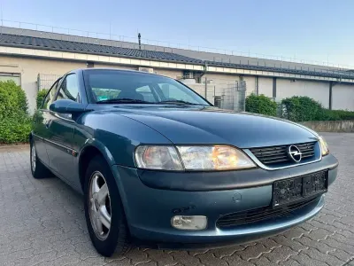 Usado Opel Vectra 116 HP (85 kW) 1998 Azul Sedan