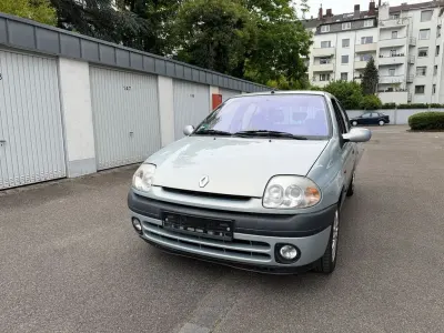 Gebraucht Renault Clio 75 PS (55 kW) 2000 Silber Limousine