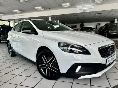 Używany Volvo V40 CC You! 114 KM (83 kW) 2015 Biały Kombi